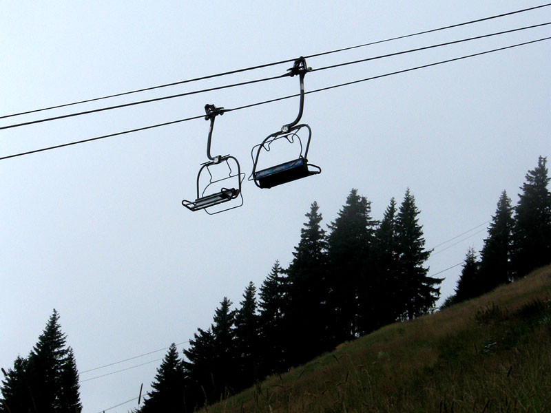 Zeci de oameni raniti dupa ce firul de la telescaun s-a rupt!