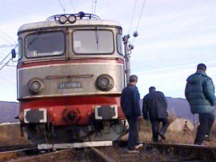 A fost lovita de tren, dar a scapat ca prin minune!