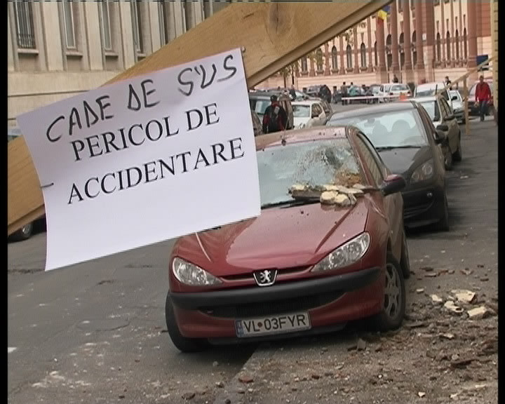 PERICOL PUBLIC: Cade tencuiala de pe blocuri si la Braila!