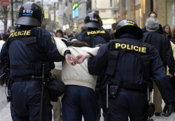 Sclavia in 2008. Romani batuti fara mila si electrocutati, in Cehia!