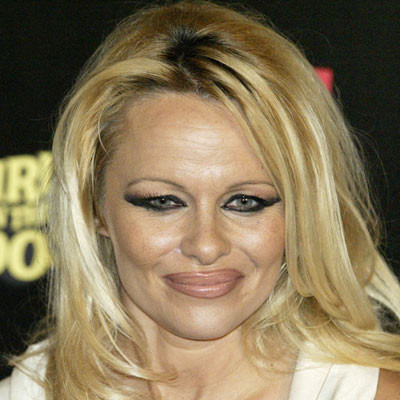 Ia uite cata celulita are Pamela Anderson!