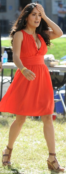 Ceva se intampla cu sanii Salmei Hayek!