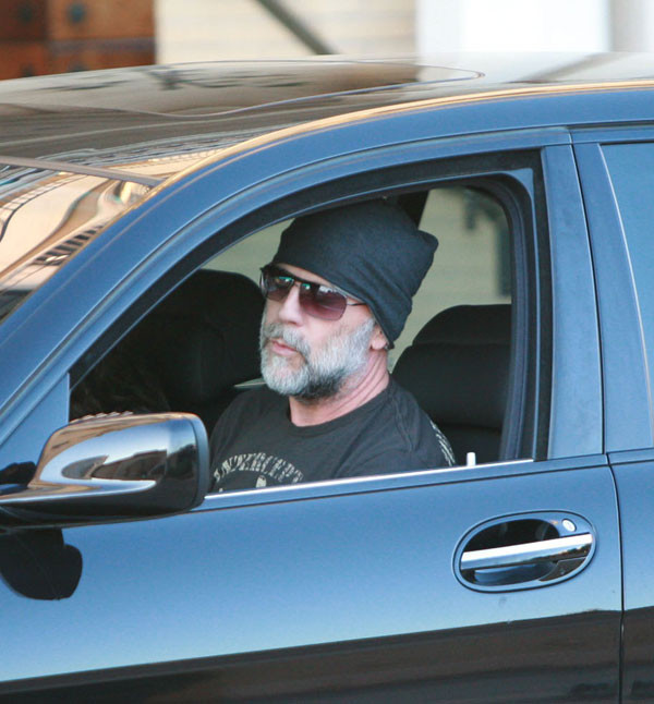 Nu, nu e un cersetor, e Bruce Willis!