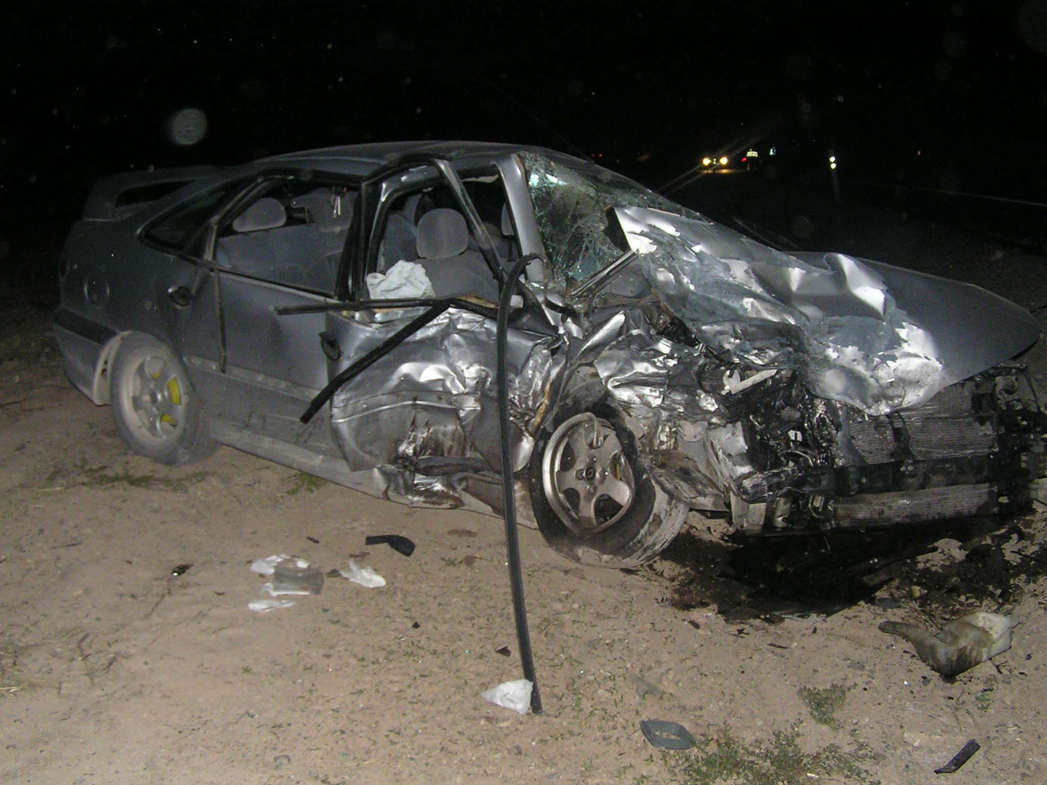 Trafic blocat mai bine de o ora, dupa ce doua masini s-au izbit frontal