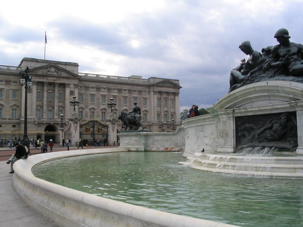 Criza nu menajeaza Coroana: retrageri de numerar la banca reginei!