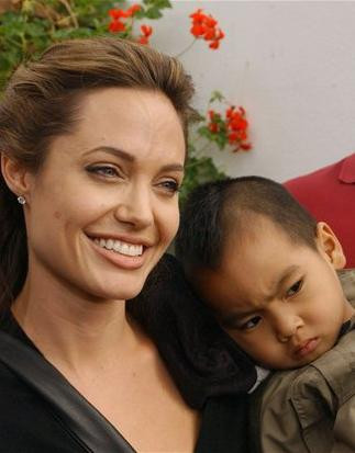 Angelina Jolie sustine cauza refugiatilor afgani