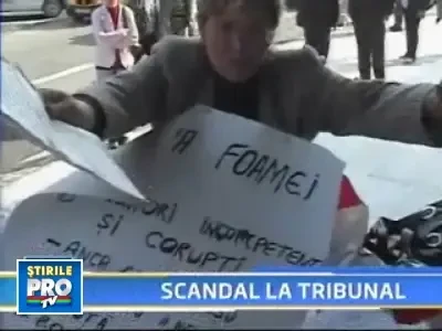 A amenintat ca-si da foc daca nu i se face dreptate!