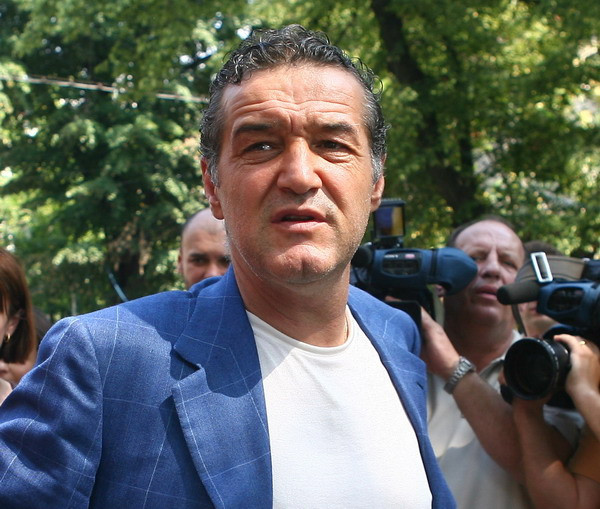 Homosexualii rad de Gigi Becali: Noi avem televiziune, tu nu!