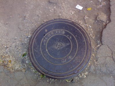 Au ajuns la spital dupa ce un capac de canal s-a rupt sub roata masinii