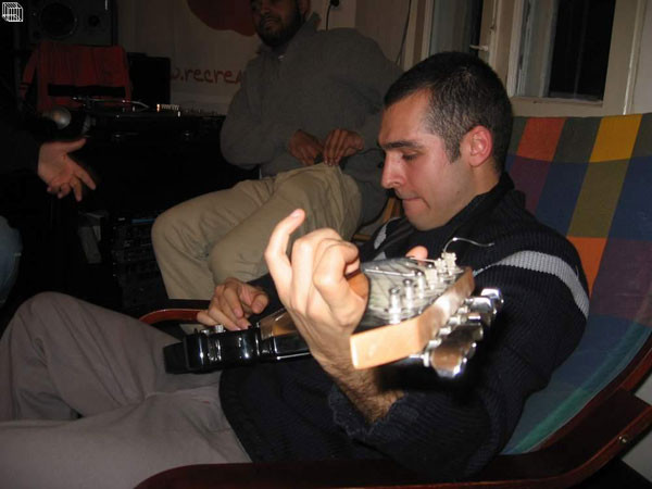 Raku nu mai canta despre politica!