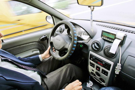 Taximetrist din Campulung Moldovenesc, injunghiat de 13 ori de doi clienti