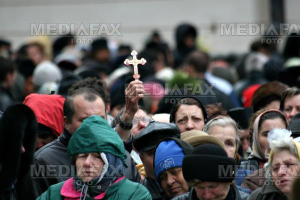 Ei sunt mai cu mot. Politicienii s-au bagat in fata la Parascheva