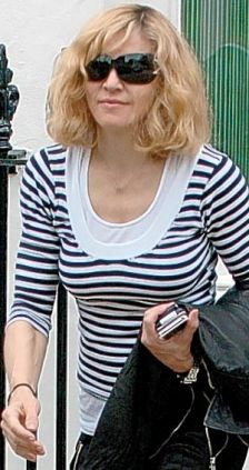 Fata Madonnei ii fura hainele!