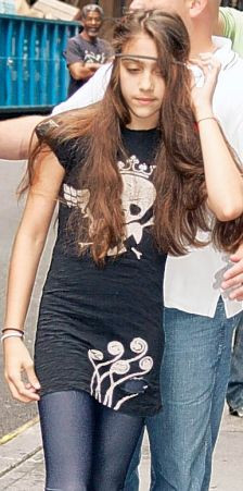 Madonna in dubla ipostaza - mama si scriitoare de carti pentru copii