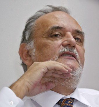 "Se-ntreaba dusmanii mei/ De unde castig bani grei?"