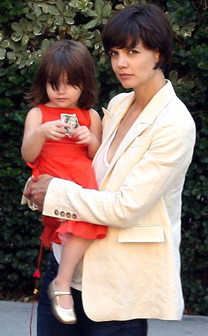 Nu-si lasa copila sa mearga pe jos. Suri Cruise, numai in bratele mamei