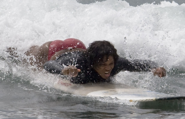 Serena Williams, cat crezi ca mai rezista placa de surf cu tine?