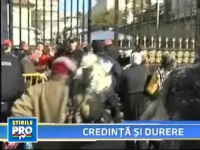 Haos la Iasi! S-au calcat in picioare la moastele Sfintei Parascheva