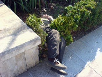 Betiv, pradat de o banda de talhari! L-au batut pana l-au lasat inconstient