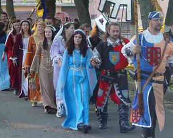 Poftiti la castane fierbinti! Avem si cavaleri si domnite!