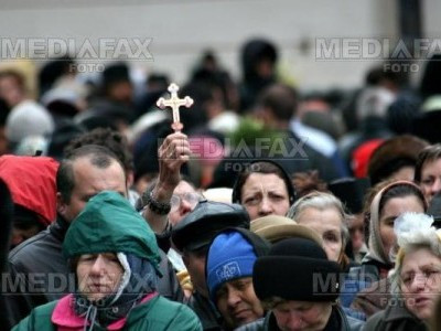 Credinciosii, intre racla cu moastele Sf. Parascheva si petreceri