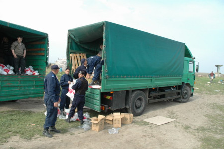 Ajutoare de la jandarmi pentru sinistratii din Radaut-Prut