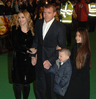 Madonna face Craciunul cu Guy Ritchie!