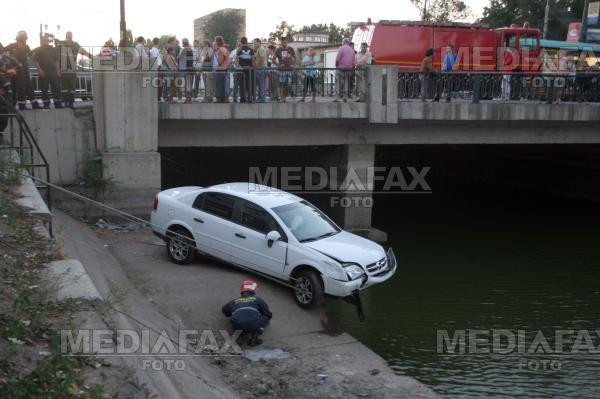 Cascador fara voie! Un tanar a zburat cu masina de pe un pod
