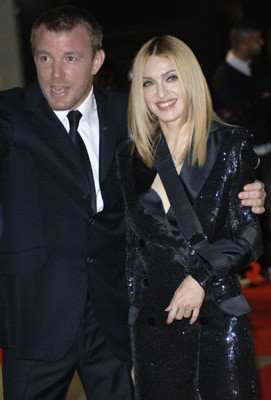 Si Madonna se razgandeste: nu-i mai da lui Guy 75 de milioane de dolari