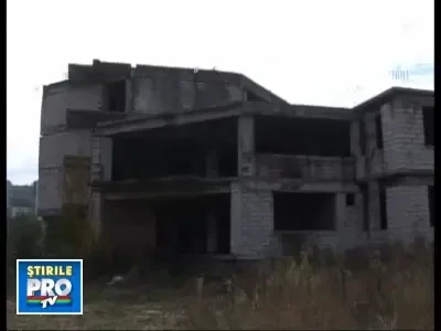 Zeci de milioane de lei irosite pe cladiri lasate de izbeliste