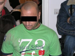 Opt traficanti de carne vie, pe mana politistilor