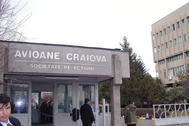 Salariatii de la Avioane Craiova discuta despre incetarea protestelor