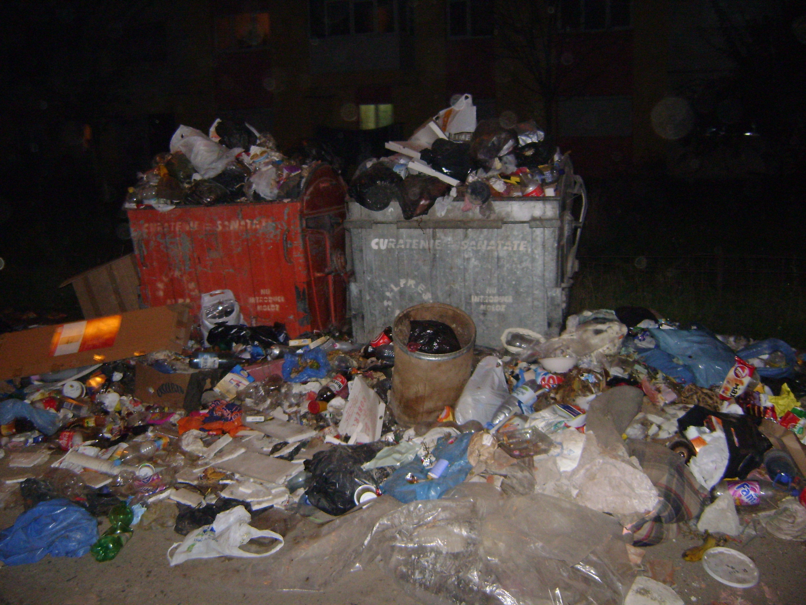 Turistul roman in actiune: lasa mizerie pe unde se duce si apoi se plange