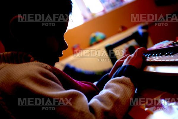 Copil manjit cu fecale si supus la perversiuni sexuale de alti minori!