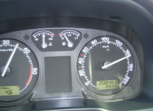 Nervoasa ca a ramas fara permis, s-a rasturnat cu masina pe camp