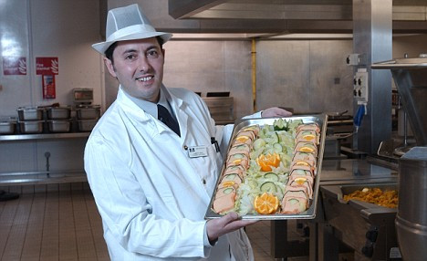 V-am rezervat un loc la noi in celula: poftiti la masa!