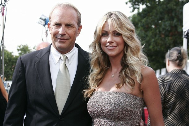 Kevin Costner face copii pe banda rulanta