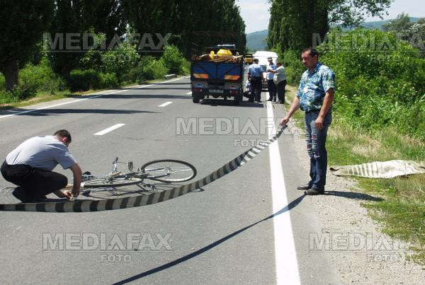 Biciclist spulberat de microbuz, pe o sosea din Prahova