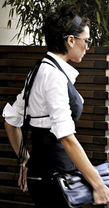 Noile tendinte: Victoria Beckham s-a imbracat ca o chelnerita!