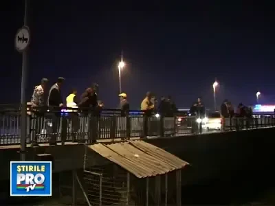 Cascador fara voie! Un tanar a zburat cu masina de pe un pod