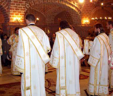 Preotii au inchinat un pahar in cinstea arhiepiscopului Tomisului. S-au distrat ca la nunta