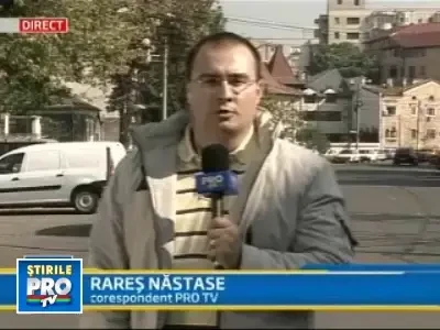 Atentie, bucuresteni! Pica stalpii cu sute de kilograme de cabluri pe ei