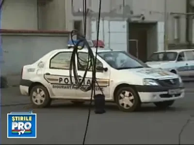 Atentie, bucuresteni! Pica stalpii cu sute de kilograme de cabluri pe ei