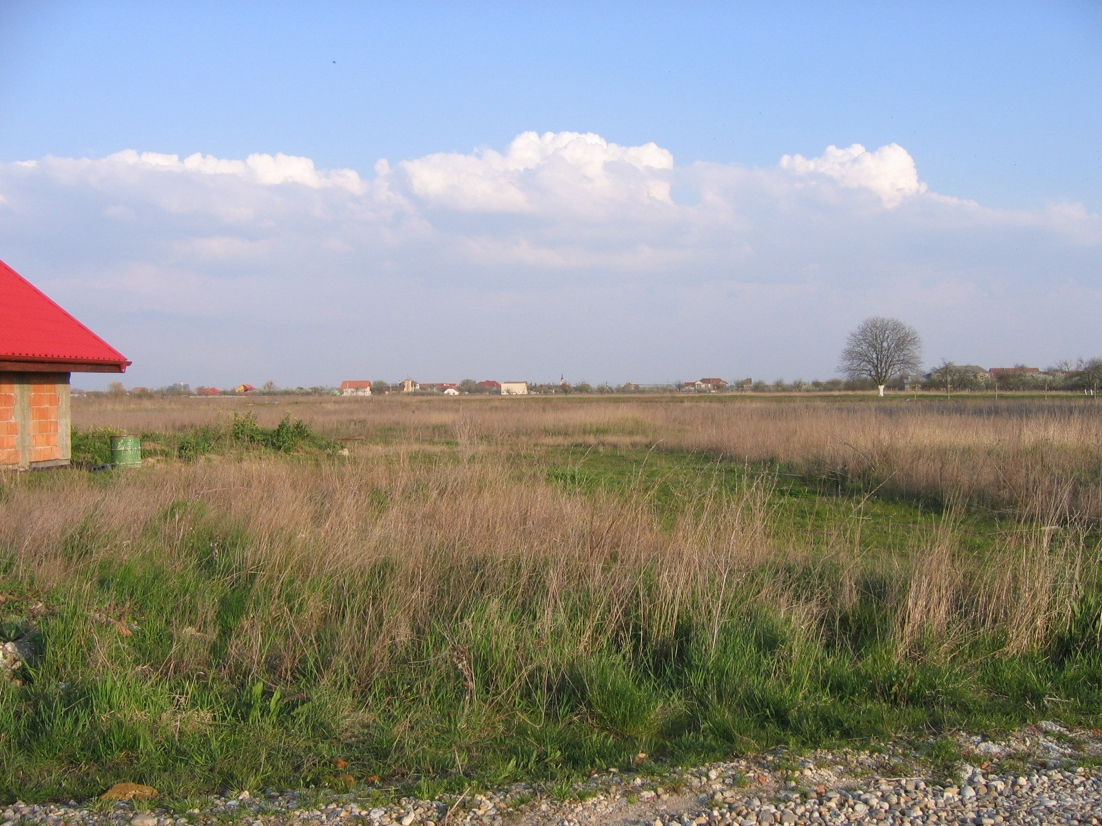 Satenii din Archia il acuza pe preot ca nu ii mai lasa sa ajunga la casele lor prin curtea bisericii