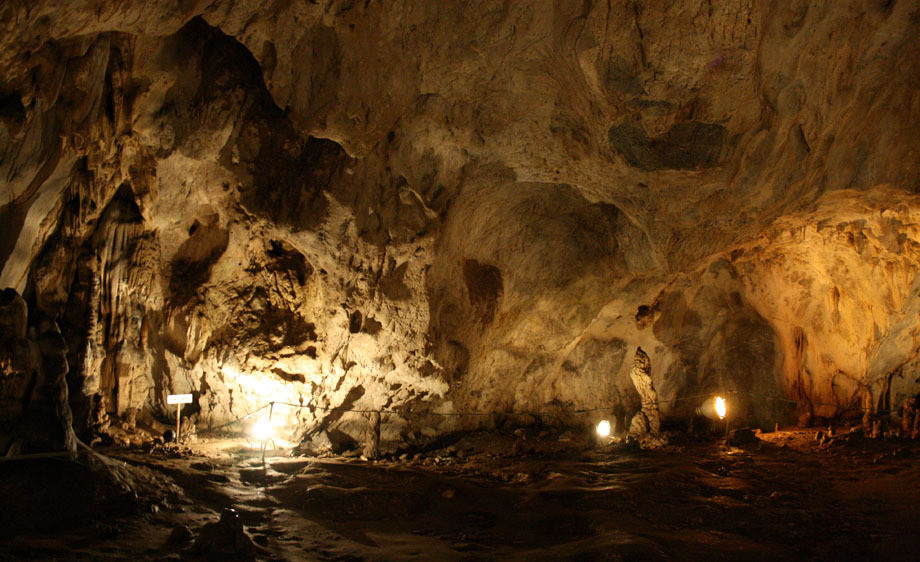 Revoltator! O pestera din Bihor este ingropata in gunoaie!