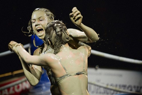 Ucrainienii se bat in noroi pentru a arata ca politica este o lupta murdara