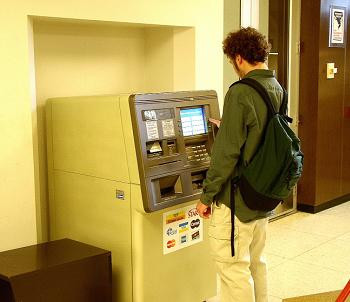 Filmat in timp ce incerca sa sparga o banca!