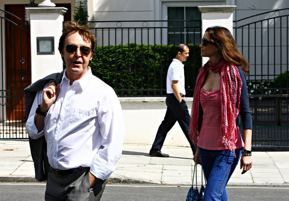 Paul McCartney si-a luat iubita acasa!
