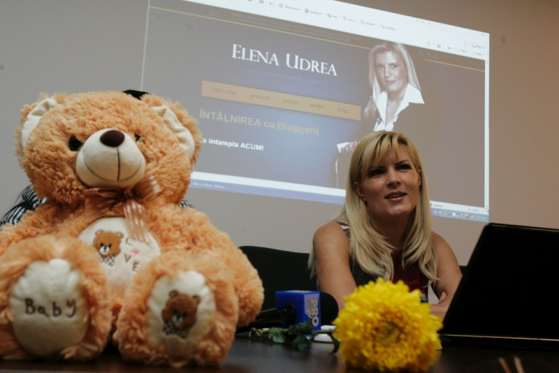 Elena Udrea plimba ursul
