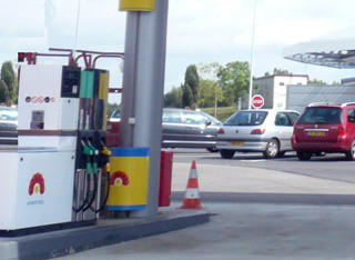 Usor turmentat si grabit, a pus la pamant doua pompe dintr-o benzinarie